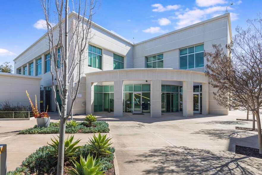 740 Bay Rd, Redwood City, CA à louer - Photo de l’immeuble – Image 2 sur 18