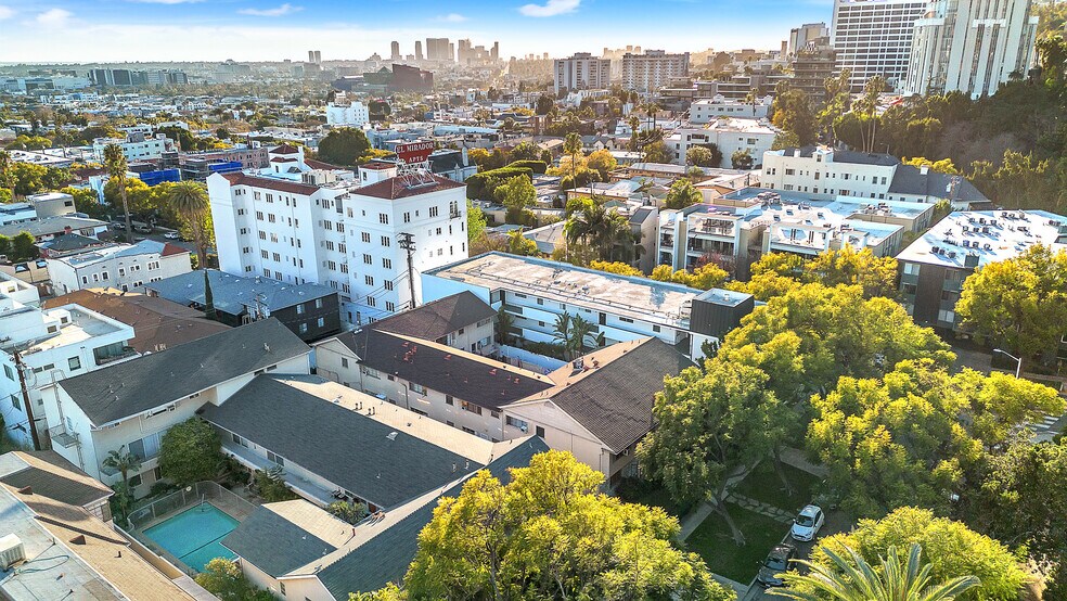 8218 De Longpre Ave, West Hollywood, CA à vendre - Photo de l’immeuble – Image 3 sur 31