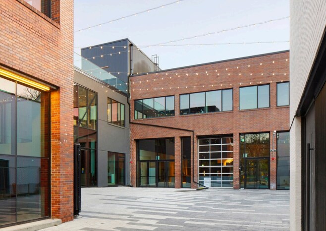 946-952 Queen St W, Toronto, ON à louer - Photo de l’immeuble – Image 1 sur 1