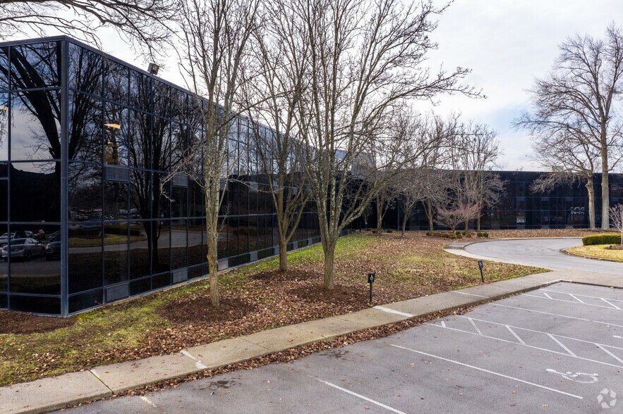 10180 Linn Station Rd, Louisville, KY à louer - Photo de l’immeuble – Image 3 sur 12