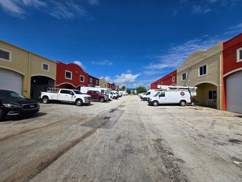 13921 SW 143rd Ct, Miami, FL à louer - Photo de l’immeuble – Image 3 sur 12