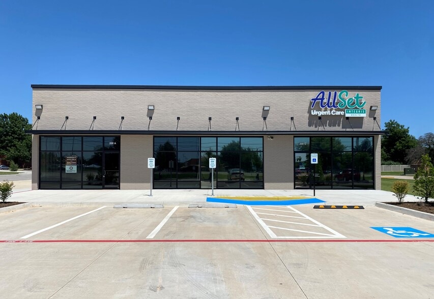 208 S Douglas Blvd, Midwest City, OK à louer - Photo de l’immeuble – Image 1 sur 6