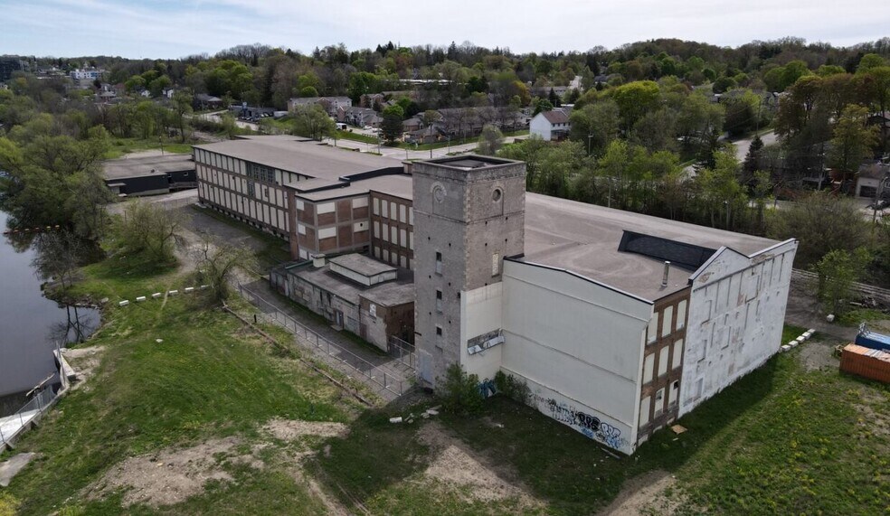 215 Queen St W, Cambridge, ON à louer - Photo de l’immeuble – Image 2 sur 12