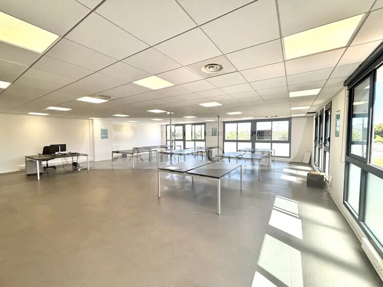 Bureau dans Aubagne à louer - Photo de l’immeuble – Image 2 sur 7