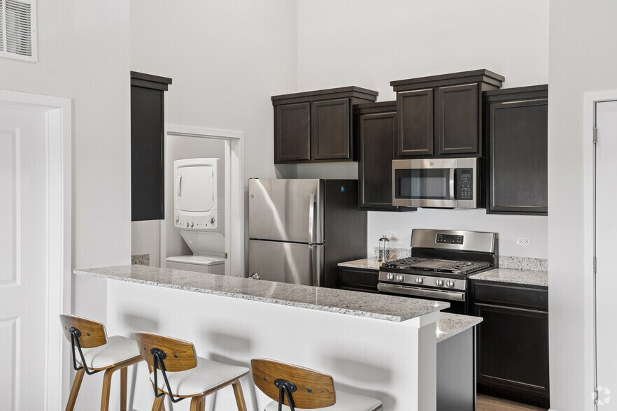 77 S Adams St, Oswego, IL à louer - Photo intérieure – Image 3 sur 30
