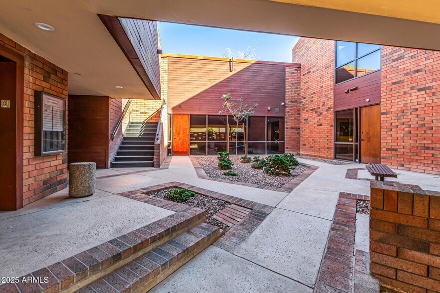 777 E Thomas Rd, Phoenix, AZ à louer - Photo de l’immeuble – Image 2 sur 10