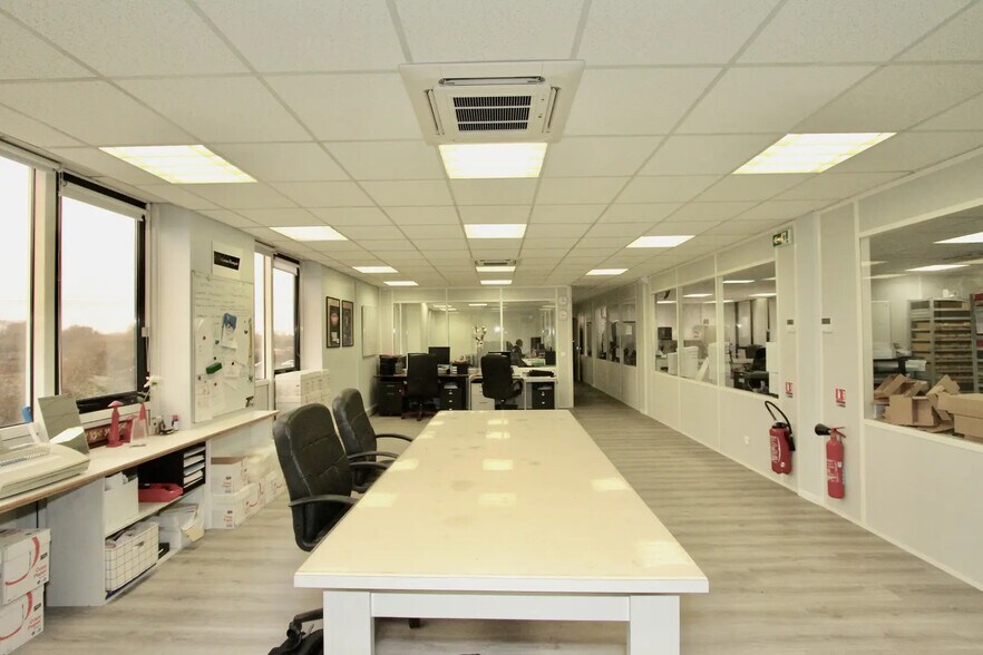 Bureau dans Saint-Thibault-des-Vignes à vendre - Photo intérieure – Image 2 sur 10