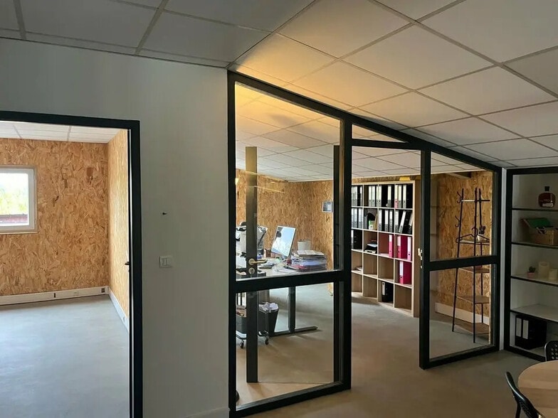 Industriel/Logistique dans Sainte-Eulalie à vendre - Photo intérieure – Image 3 sur 9