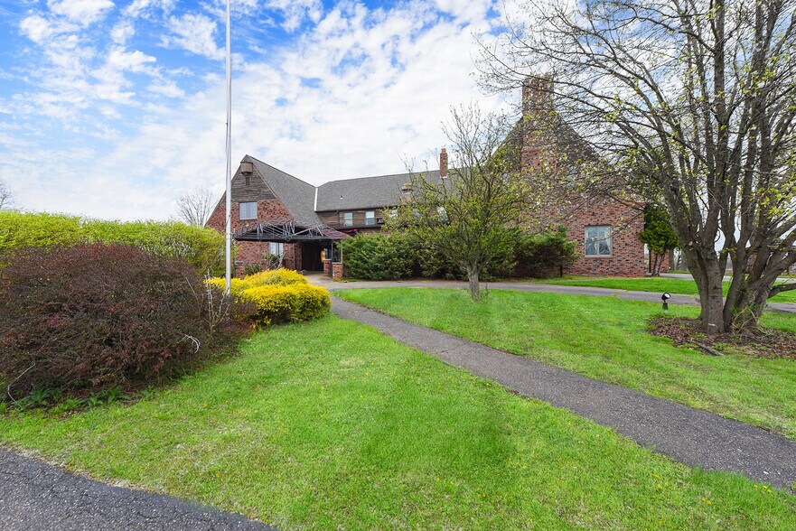 1300 Lane Ave, Natrona Heights, PA à vendre - Photo de l’immeuble – Image 2 sur 48