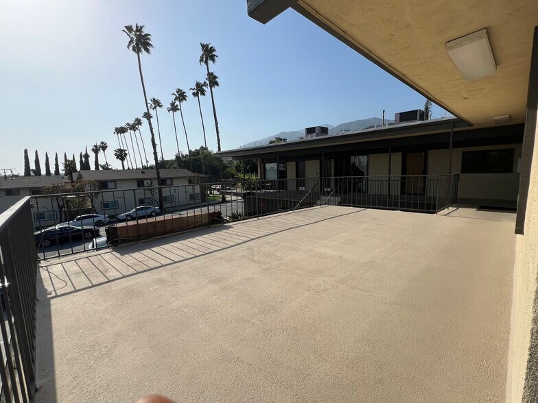 686-698 W Foothill Blvd, Monrovia, CA à louer - Photo de l’immeuble – Image 2 sur 7