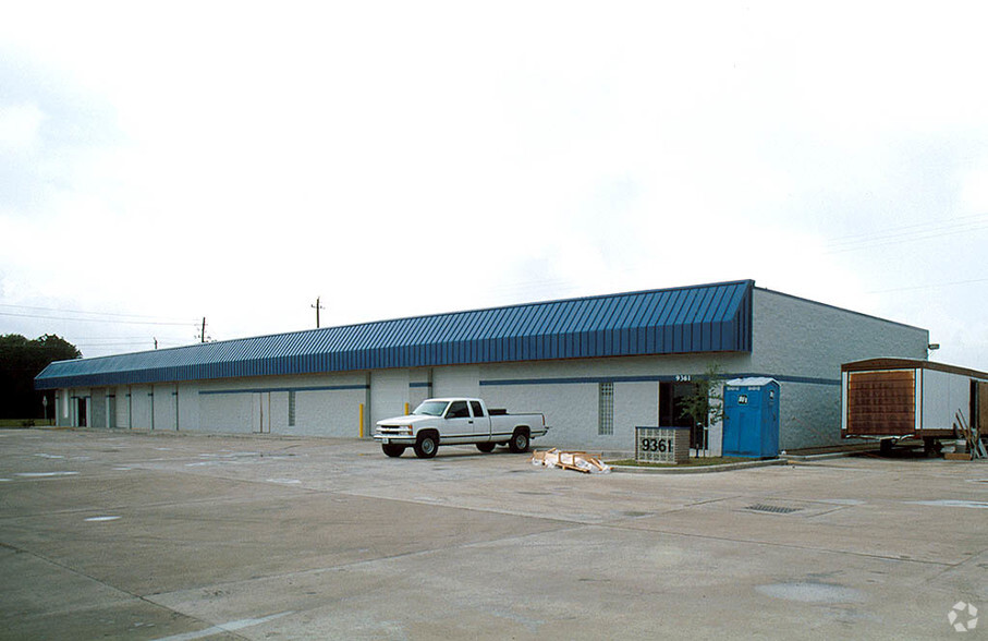 9361 Winkler Dr, Houston, TX à louer - Photo de l’immeuble – Image 2 sur 6