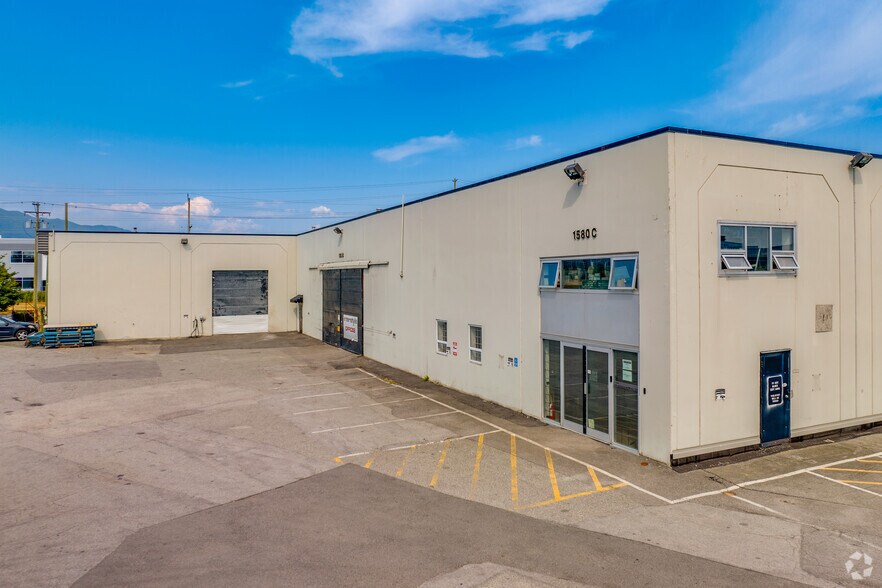 1580 Kingsway Ave, Port Coquitlam, BC à louer - Photo de l’immeuble – Image 3 sur 3