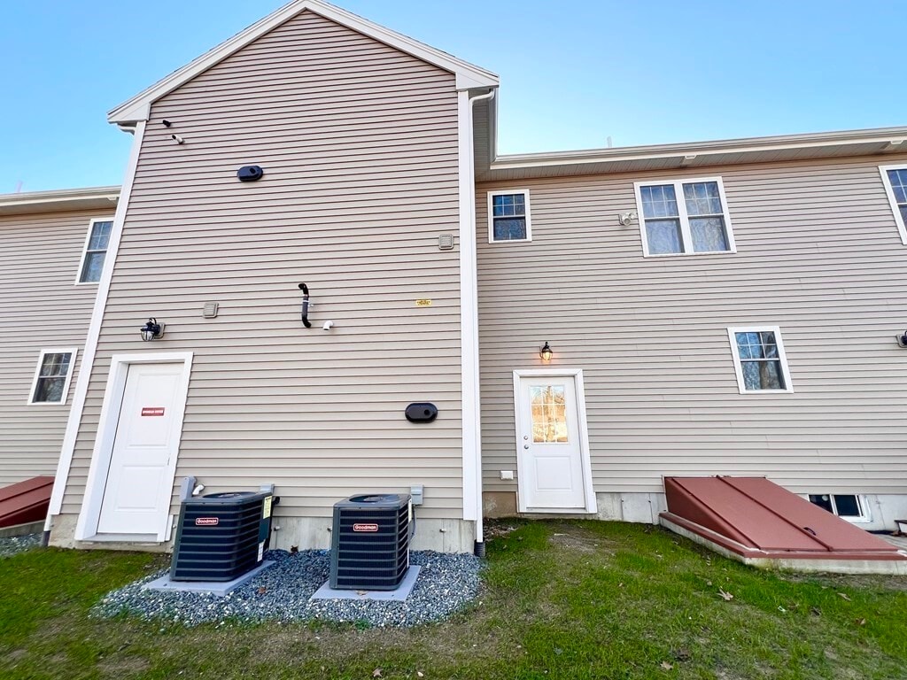 140 N Walker St, Taunton, MA 02780 - Lot 413 - - Photo intérieure - Image 2 of 6