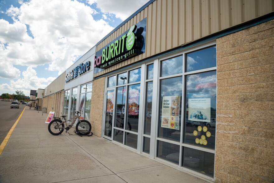 1150 Central Ave N, Swift Current, SK à louer - Photo de l’immeuble – Image 3 sur 5
