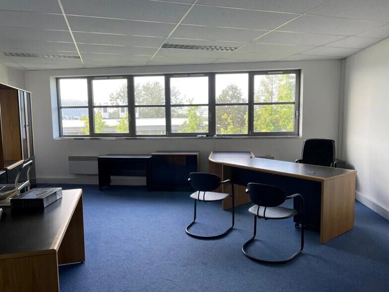 Bureau dans Poissy à louer - Photo de l’immeuble – Image 2 sur 8