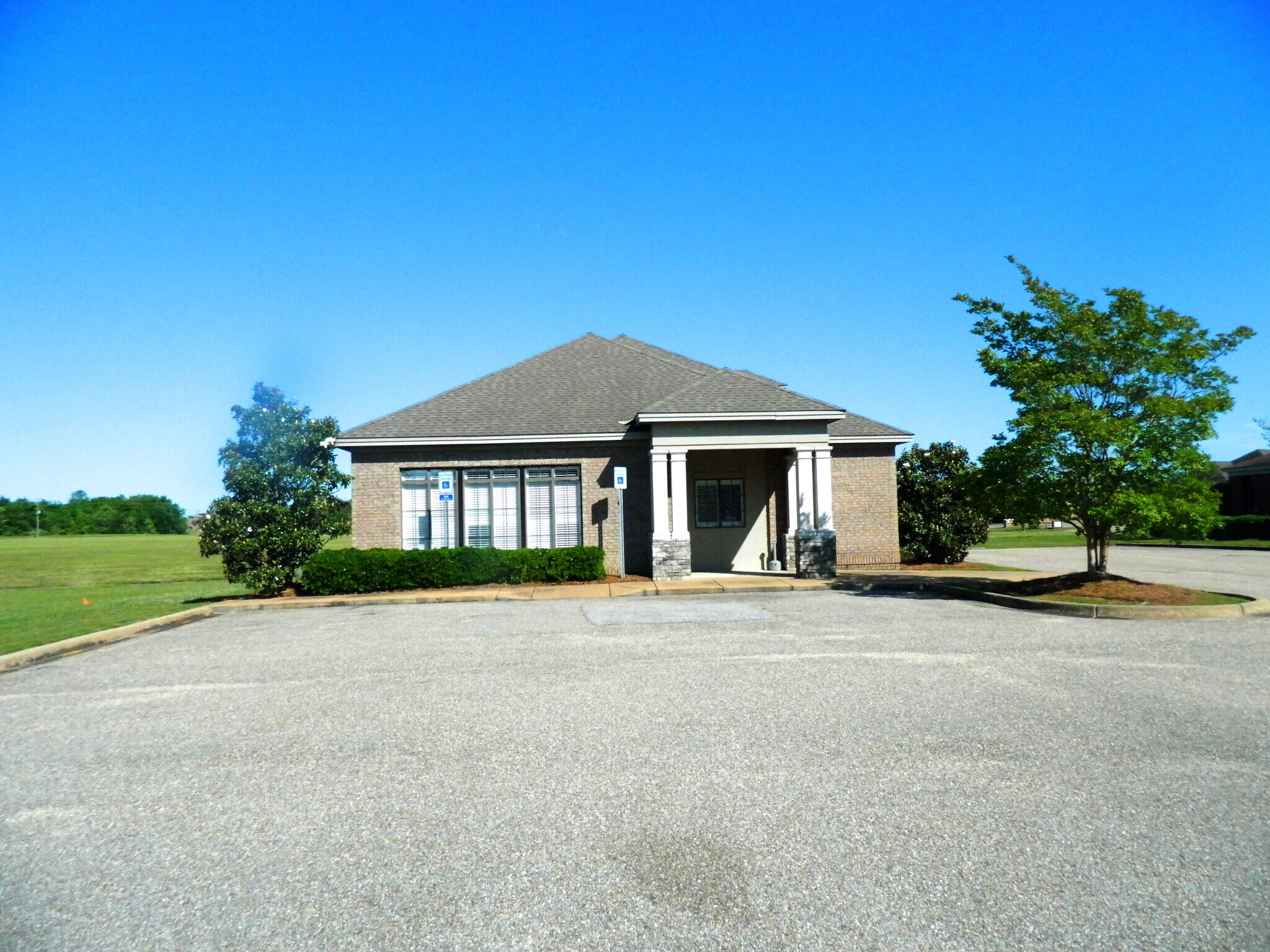 4749 Berry Blvd, Montgomery, AL à vendre Photo de l’immeuble– Image 1 sur 16