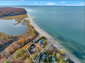 Plus de détails pour 14 E Landing Rd, Hampton Bays, NY - Logement à vendre