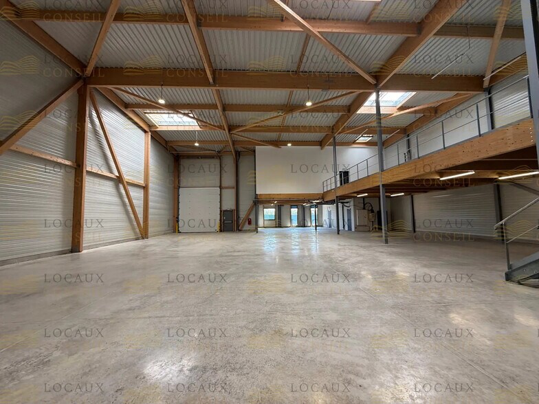 Local d’activités dans Chanteloup-en-Brie à louer - Photo de l’immeuble – Image 3 sur 18