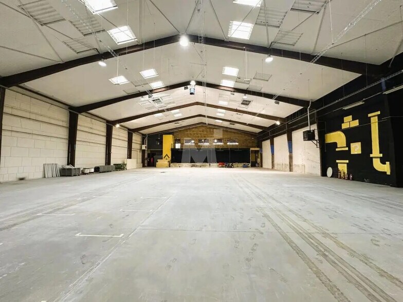 Local d’activités dans Évry-Courcouronnes à louer - Photo de l’immeuble – Image 2 sur 9