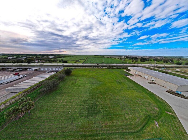 Cypress Ln, Belle Glade, FL à vendre - Photo principale – Image 1 sur 54