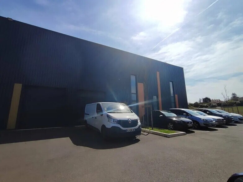 Local d'activités dans Villefontaine à vendre - Photo de l’immeuble – Image 3 sur 9