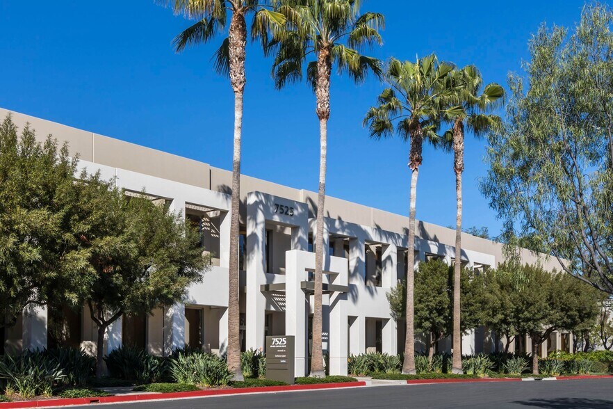 7525 Irvine Center Dr, Irvine, CA à louer - Photo principale – Image 2 sur 24