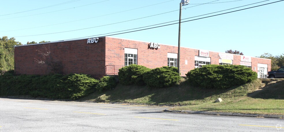 1101 Rotherwood Rd, Greensboro, NC à louer - Photo de l’immeuble – Image 2 sur 6