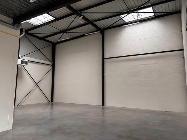 Plus de détails pour Bureau, Local d'activités à louer