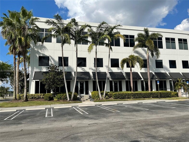 7950 NW 53rd St, Doral, FL à louer - Photo de l’immeuble – Image 2 sur 8