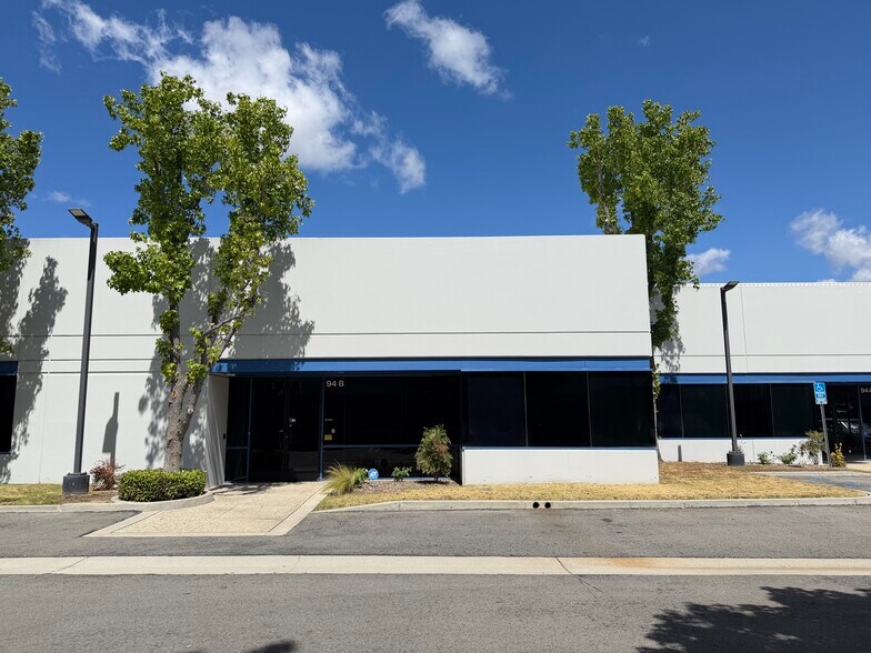 94 W Cochran St, Simi Valley, CA à vendre - Photo de l’immeuble – Image 2 sur 12