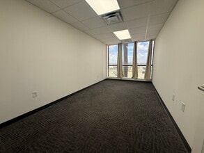 7506-7560 NW 70th St, Miami, FL à louer Photo intérieure– Image 2 sur 21