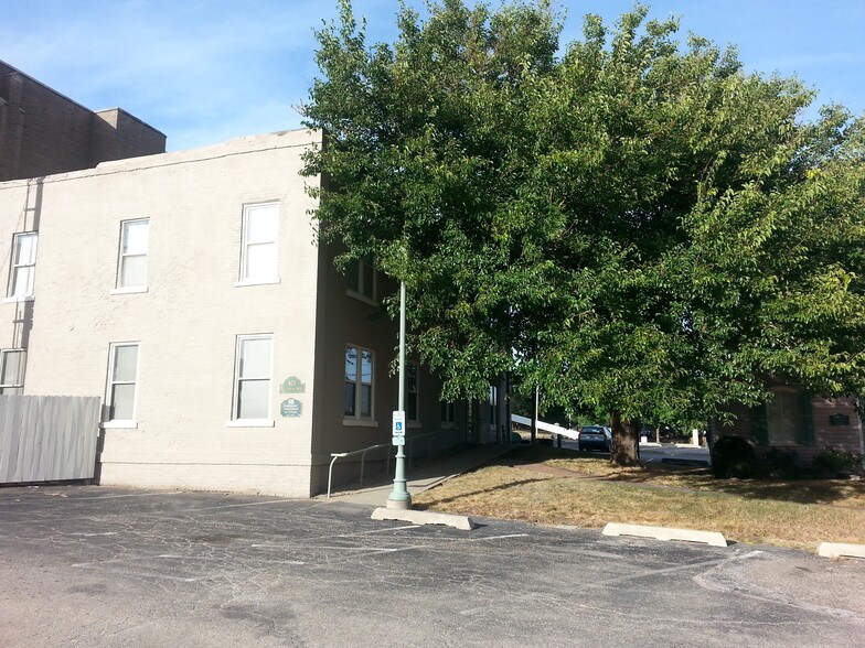 401-403 NE Jefferson Ave, Peoria, IL à louer - Photo principale – Image 1 sur 5