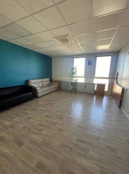 Bureau dans Montigny-le-Bretonneux à vendre - Photo intérieure – Image 3 sur 10