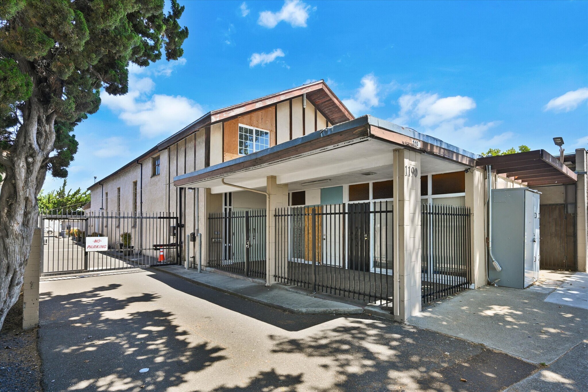 1190 Davis St, San Leandro, CA à vendre Photo de l’immeuble– Image 1 sur 8