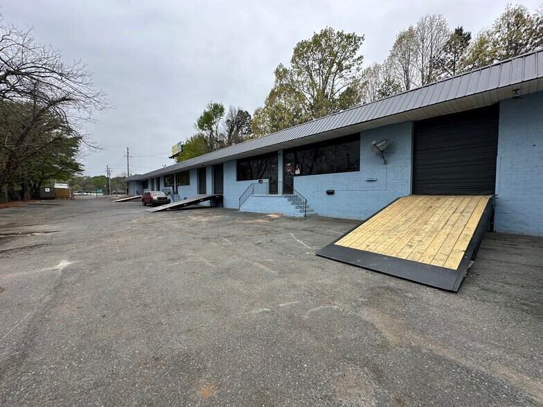 5926-5940 N Tryon St, Charlotte, NC à louer - Photo de l’immeuble – Image 2 sur 9