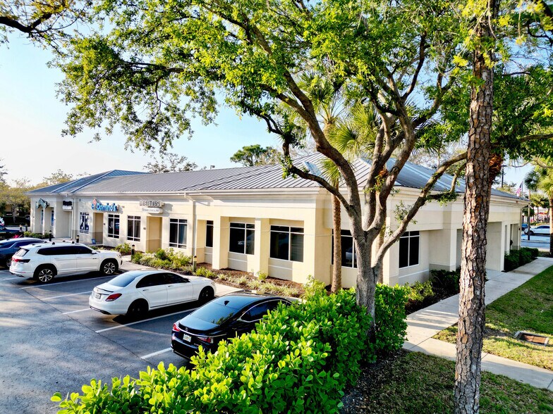7385 Radio Rd, Naples, FL à louer - Photo de l’immeuble – Image 2 sur 5