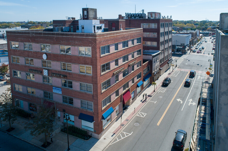 53 N Park Ave, Rockville Centre, NY à louer - Photo de l’immeuble – Image 3 sur 28