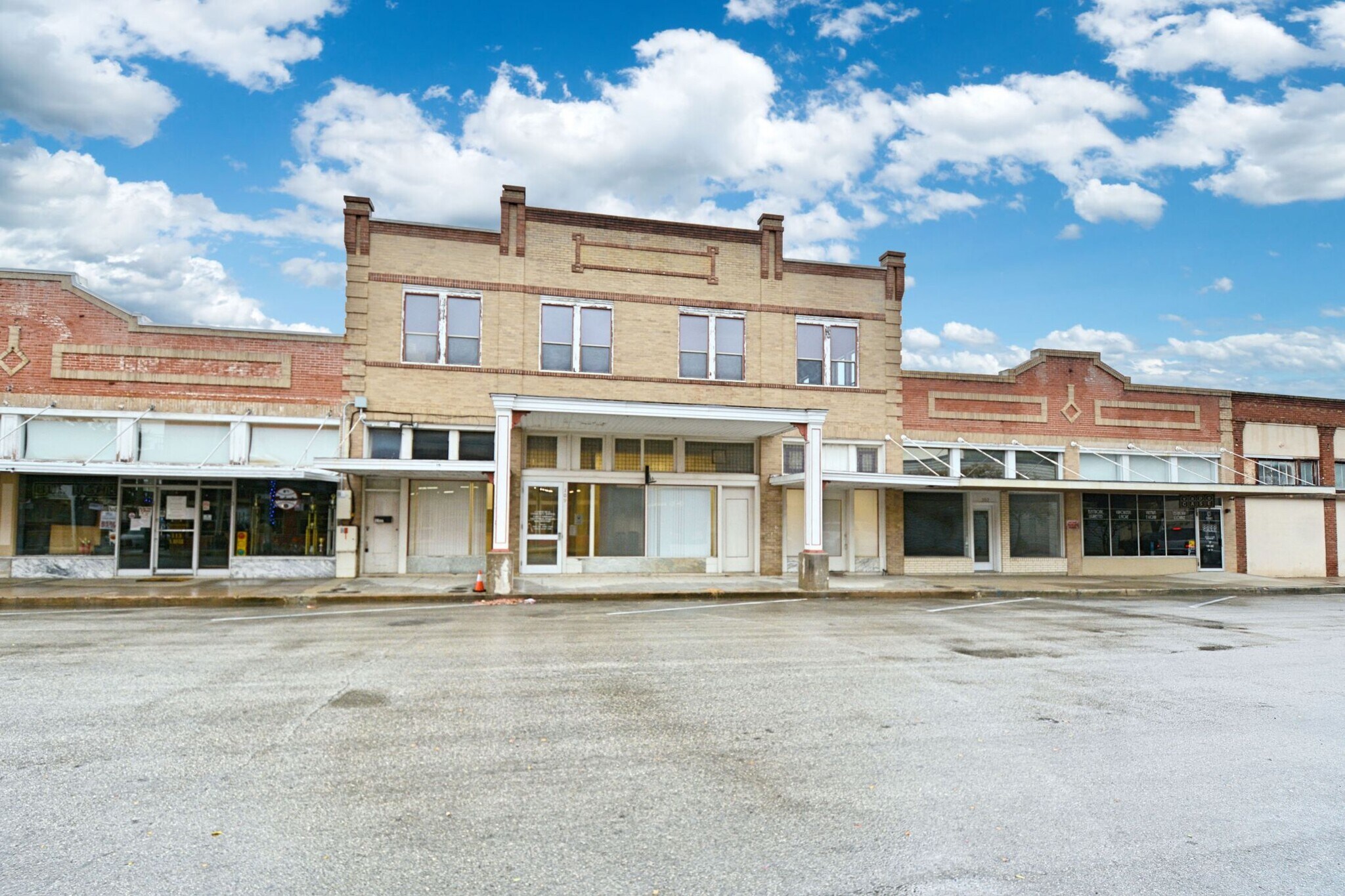 109-111 N River St, Seguin, TX à vendre Photo de l’immeuble– Image 1 sur 44