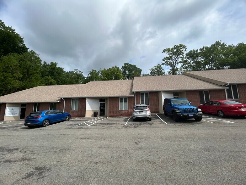 111 Whitehead Ln, Monroeville, PA à vendre - Photo de l’immeuble – Image 1 sur 3