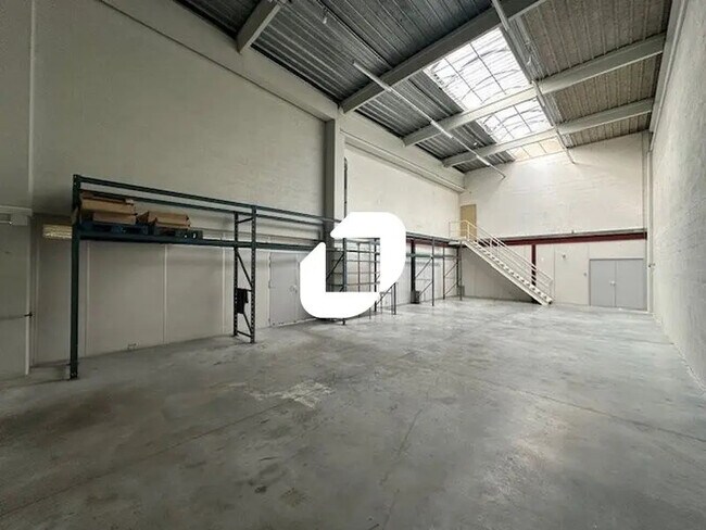 Plus de détails pour Bureau, Local d'activités à louer