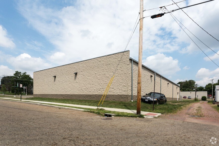 902 Cherry Ave NE, Canton, OH à louer - Photo de l’immeuble – Image 3 sur 3