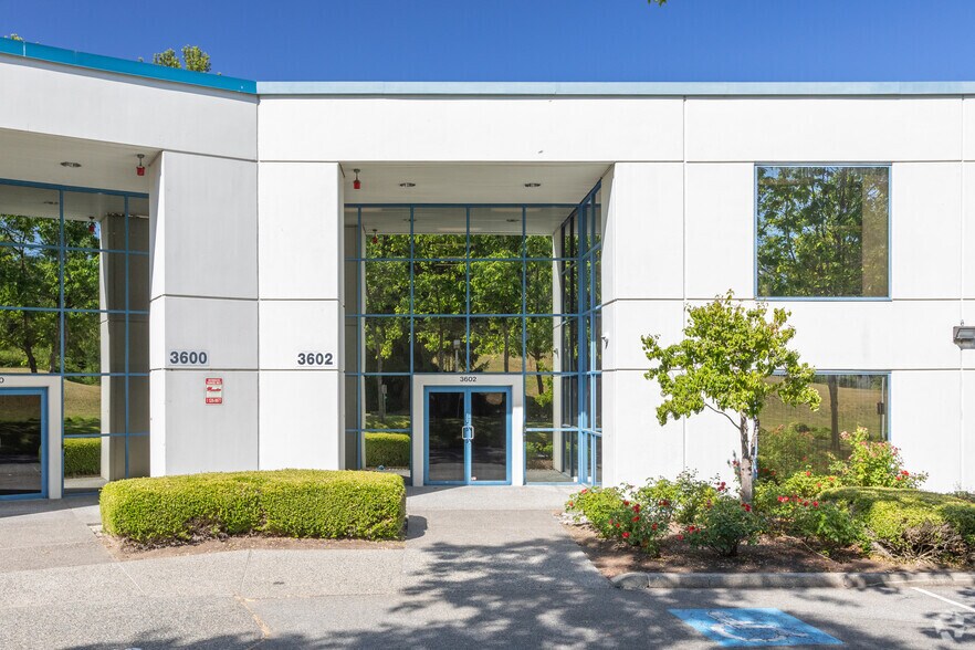 3600-3602 Gilmore Way, Burnaby, BC à louer - Photo de l’immeuble – Image 3 sur 10