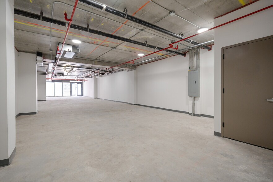 83-07 Queens Boulevard, Elmhurst, NY à louer - Photo de l’immeuble – Image 2 sur 2