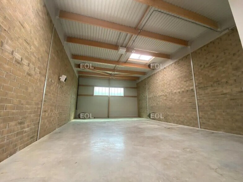 Local d’activités dans Condé-Sainte-Libiaire à louer - Photo de l’immeuble – Image 2 sur 5
