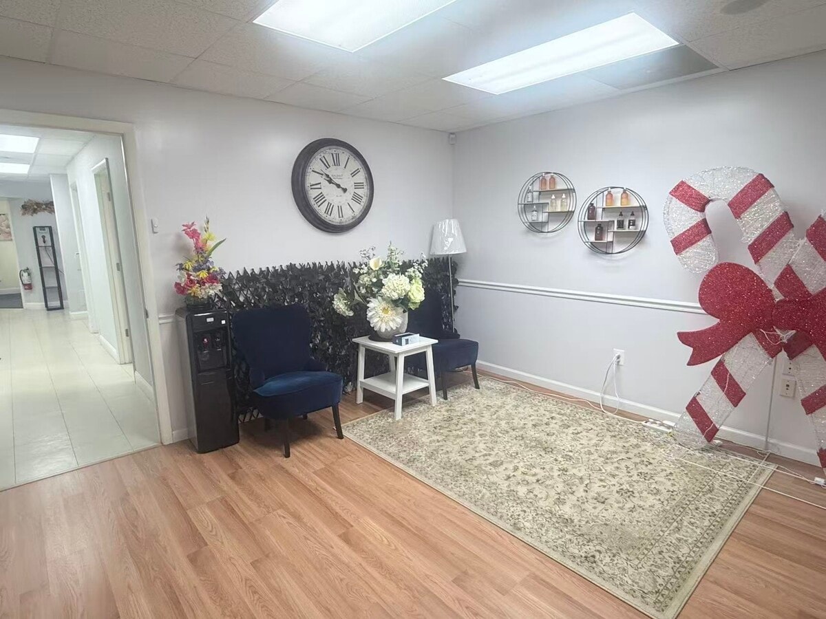 106 Elden St, Herndon, VA 20170 - Lot 13 - - Photo intérieure - Image 2 of 8