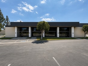 17512 Studebaker Rd, Cerritos, CA à louer Photo de l’immeuble– Image 1 sur 3
