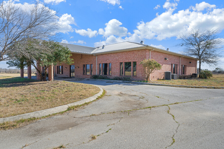 7704 S Loop 1604 E, Elmendorf, TX à louer - Photo de l’immeuble – Image 1 sur 8