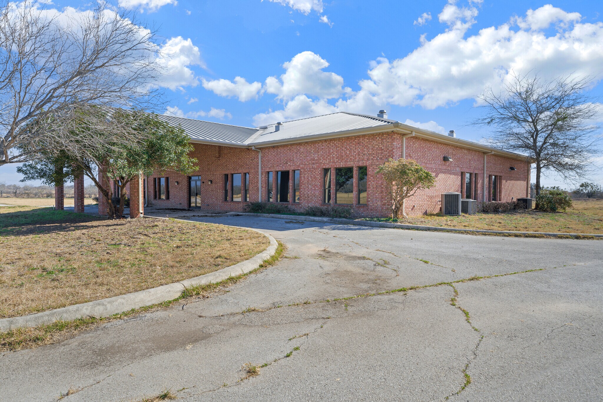 7704 S Loop 1604 E, Elmendorf, TX à louer Photo de l’immeuble– Image 1 sur 9