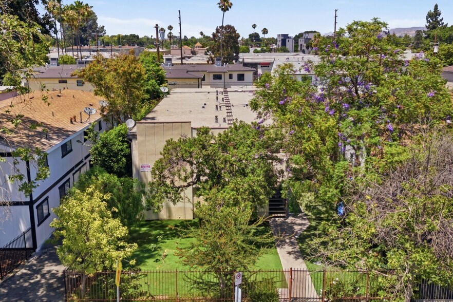 11421 Tiara St, North Hollywood, CA à vendre - Photo de l’immeuble – Image 3 sur 10