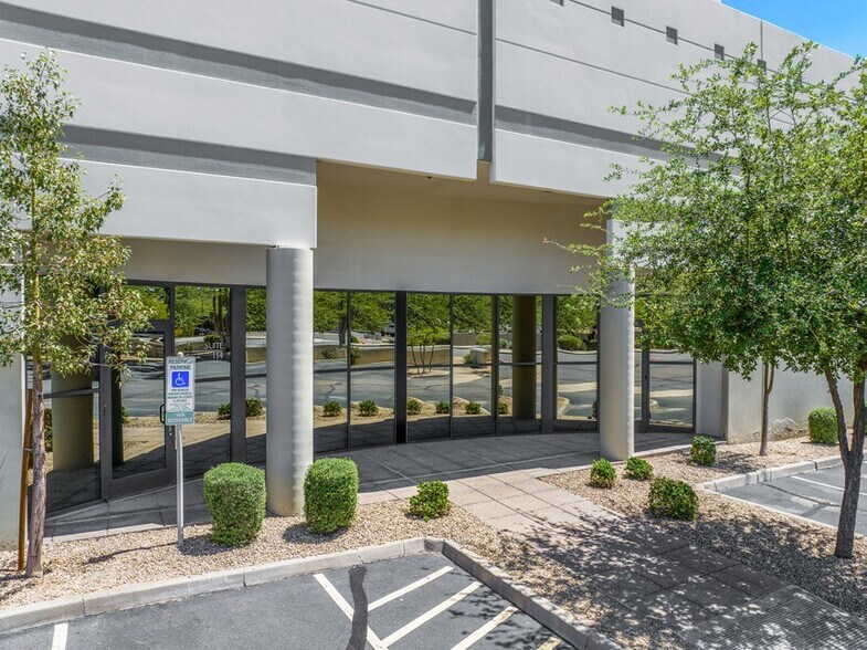 9185 S Farmer Ave, Tempe, AZ à louer - Photo de l’immeuble – Image 3 sur 8